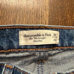 Abercrombie & Fitch Mid rise 90’s straight jean